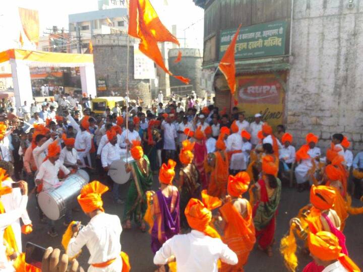 अहमदनगरमध्ये पारंपरिक वेशभूषेमध्ये ठिकठिकाणी शिवजयंती साजरी करण्यात आली. 