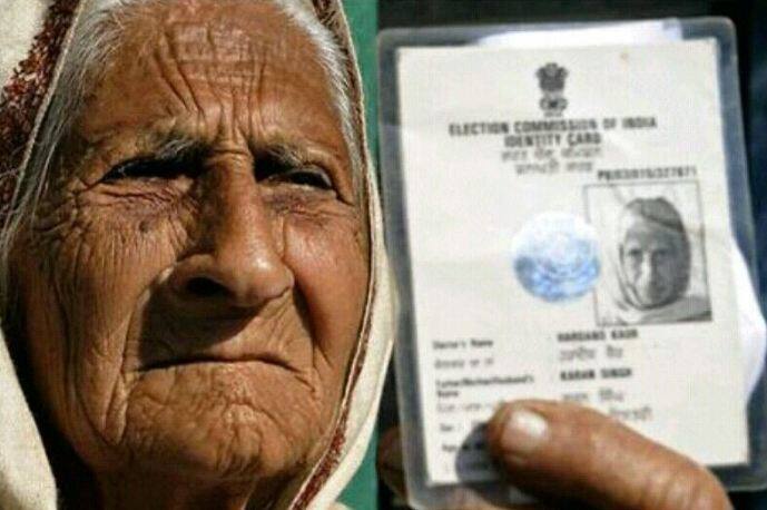 9. देशभरातील बोगस मतदारांची संख्या लक्षात घेता केंद्र सरकारने आधार कार्ड मतदान कार्डसोबत लिंक करणं अनिवार्य केलं आहे. 9 मार्च 2015 पासून या योजनेची सुरुवात केली असून आधार कार्ड लिंक केलेलं असेल तर मतदान करताना आधार कार्ड जवळ असणं गरजेचं असेल.