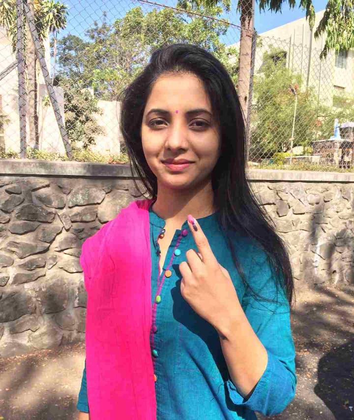 अभिनेत्री सायली संजीव (नाशिकमध्ये मतदान केलं)