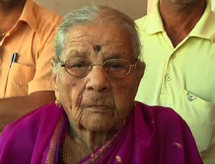 108 Year Old Woman Casts Vote At Ratnagiri 108 वर्षांच्या आजीचा उत्साह, रत्नागिरीत मतदान!
