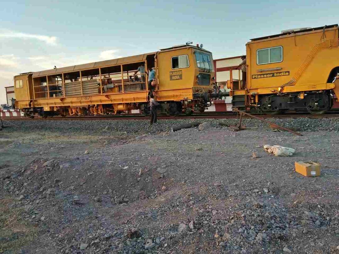 अहमदनगर-बीड-परळी मार्गावर पहिल्यांदाच रेल्वे इंजिन धावलं! First Time Railway Engine Run On Nagar Beed Parali Railway Route अहमदनगर-बीड-परळी मार्गावर पहिल्यांदाच रेल्वे इंजिन धावलं!