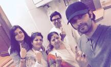 राज ठाकरेंचं सहकुटुंब मतदान, अमित ठाकरेंचा \'फॅमिली सेल्फी\'