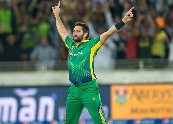 शाहिद आफ्रिदी: 20 वर्षाच्या कारकीर्दीत आफ्रिदीनं 10 हजाराहून अधिक धावा आणि 500 बळी घेण्याचा विक्रम रचला आहे. 