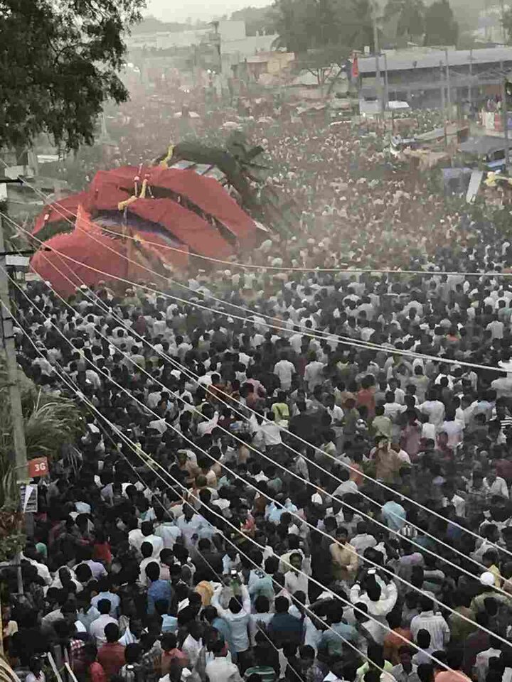 Chariot Collapse In Bellary In Basaveshwar Yatra बळ्ळारीत बसवेश्वर यात्रेत लाकडी रथ कोसळला, 6 गंभीर जखमी