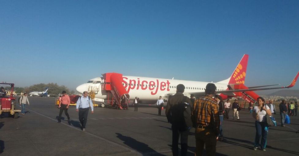 पुणे विमानतळावर प्रवासी ताटकळत, स्पाईसजेटचं विमान रखडलं