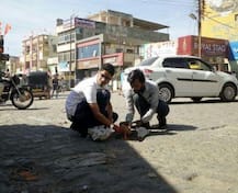 लातूरमधील रस्त्यांवरच्या खड्ड्यांविरोधात तरुणांचे अनोखे आंदोलन