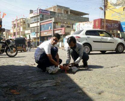 लातूरमध्ये 'मी लातूरकर' ही चळवळीअंतर्गत शहरातल्या प्रमुख रस्त्यांवरील खड्डांमध्ये भरदिवसा मेणबत्ती लावून, प्रशासनाचे लक्ष वेधण्याचा प्रयत्न करण्यात आला.