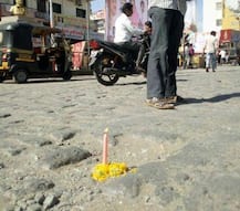 लातूरमधील रस्त्यांवरच्या खड्ड्यांविरोधात तरुणांचे अनोखे आंदोलन