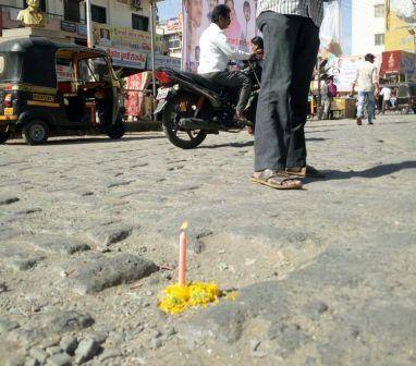 लातूर शहरातील अनेक भागात रस्त्यावर मोठ खड्डे पडलेले आहेत. याबाबत अनेकवेळा आंदोलने झाली. मात्र, महापालिका प्रशासन कोणतीच कार्रवाई करत नाही, किंवा रस्ता ही दुरुस्त करत नाही.