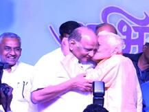 आधी पवारांचा मुका, मग सडकून टीका