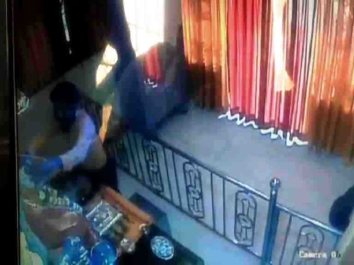 Saibabas Crown Theft In Ulhasnagar उल्हासनगरमध्ये साईबाबांच्या मुकुटाची चोरी, प्रकार सीसीटीव्हीत कैद