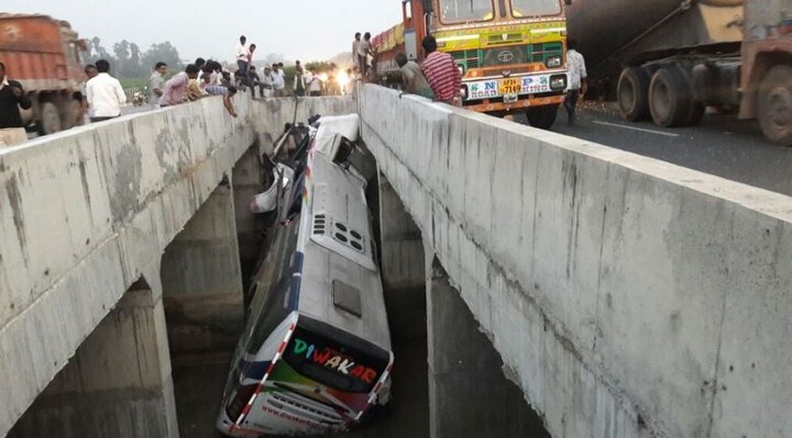 Andhra Pradesh Accident 10 Killed Several Injured After Bus Accident In Krishna District दोन ब्रिजमधून बस खाली कोसळली, दहा जणांचा मृत्यू