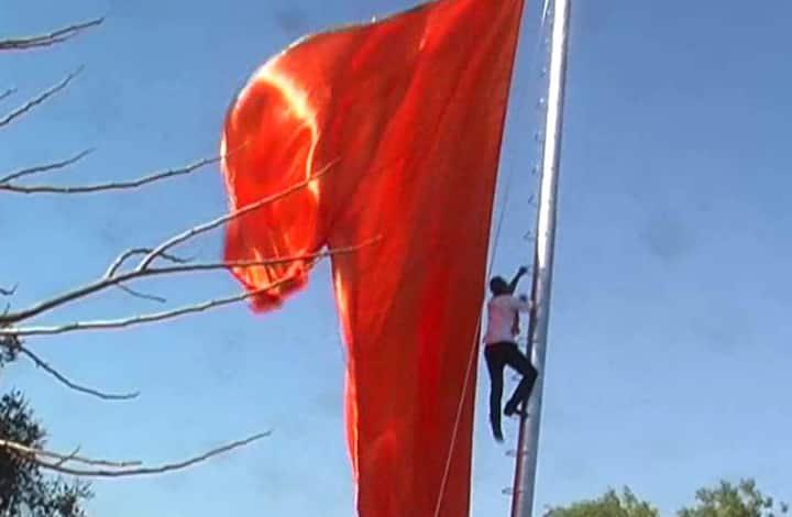 या ध्वजाची लांबी 30 फूट आणि रूंदी 45 फूट अशी आहे. 