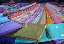 कर अधिकाऱ्याच्या घरावर छापा, कोट्यावधींच्या 7000 साड्या जप्त