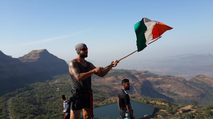 पुणे: पुण्यामध्ये ऑस्ट्रेलियाकडून पराभव स्वीकारल्यानंतर टीम इंडियाने ताम्हिणी घाटातल्या जंगलात मनसोक्त ट्रेकिंग केलं. गेल्या 18 महिन्यांपासून अव्याहतपणे क्रिकेट खेळणाऱ्या भारतीय संघाने यानिमित्ताने सह्याद्रीच्या डोंगररांगांमध्ये आपला शिणवटा घालवला.