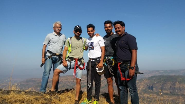 एव्हरेस्टवीर सुरेंद्र चव्हाण यांच्यासोबत अख्खी टीम इंडिया 26 फेब्रुवारीला गरुड माचीमध्ये पोहोचली. त्यानंतर रात्रीच्या चांदण्यामध्ये भोजन घेतलं आणि दुसऱ्या दिवशी ताम्हिणी घाटातल्या कॅमल बॅकपर्यंतच्या ट्रेकिंगला सुरुवात झाली. याच ट्रेकिंगचे फोटो आणि व्हिडिओ बीसीसीआयनं आपल्या ट्विटर अकाउंटवरुन शेअर केले आहेत.