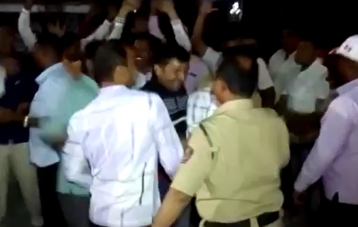 Dhule Police Dance In Police Station Area पोलीस स्टेशनच्या आवारातच डीजेच्या तालावर पोलीस थिरकले!