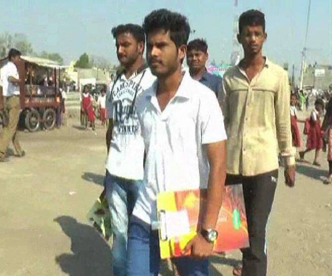 चाहत्यांच्या गराड्यात 'सैराट' सल्याची बारावीची परीक्षा! Sairat Fame Salya Giving 12th Exam चाहत्यांच्या गराड्यात 'सैराट' सल्याची बारावीची परीक्षा!