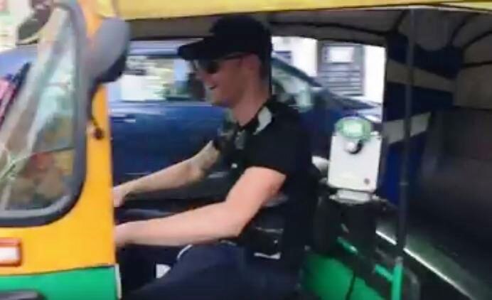 Video Michael Clarke Driving An Autorickshaw In Bengaluru रिक्षावाला मायकल क्लार्क, व्हिडीओ व्हायरल