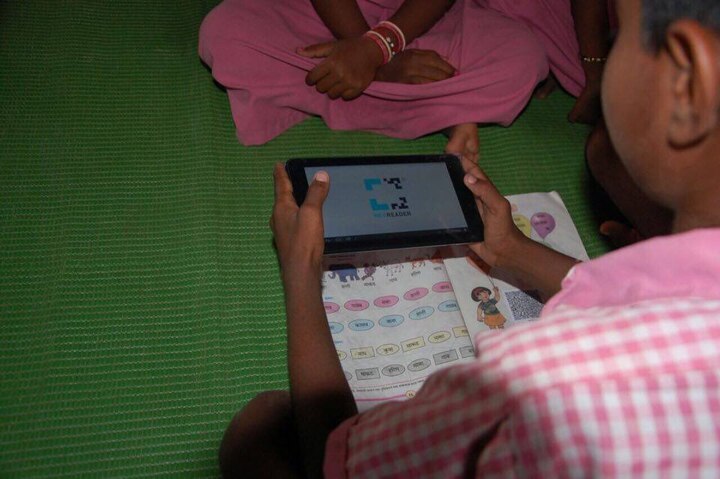 शिक्षक रणजीतसिंह डिसले यांच्या ‘QR कोडेड पाठ्यपुस्तक’ या उपक्रमाची जगातील ३०० अभिनव प्रोजेक्टमध्ये निवड करण्यात आली आहे.