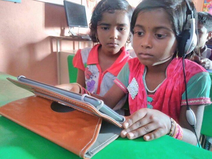 ‘सध्या मुलांना मोबाइलचं बरंच आकर्षण आहे. त्यामुळे याच गोष्टीचा वापर करुन मी हा उपक्रम सुरु केला. टेक्नोलॉजीचा फायदा शिक्षणासाठी करुन घेता येतो आणि आता या उपक्रमामुळे मुलं अधिक जास्त व्यक्त होऊ लागले आहेत.’