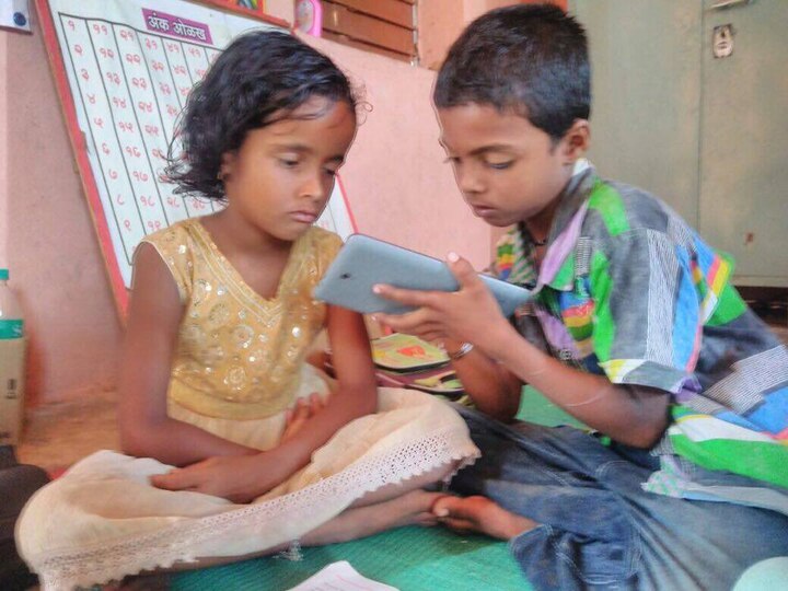 रणजितसिंह हे सोलापूरमधील जिल्हा परिषदेच्या शाळेत पहिली ते चौथीच्या वर्गांना शिकवतात. यावेळी रणजितसिंह यांनी आपल्या कल्पकतेचा वापर करुन मुलांना शिक्षणाची गोडी लावली.