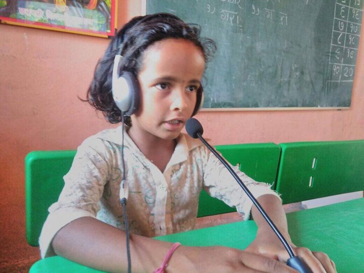 सुरुवातील त्यांनी कवितांचे ऑडिओ रेकॉर्ड केले, त्यानंतर धड्यासाठी त्यांनी स्वत: व्हिडिओ तयार केले. यासाठी पेज तयार करुन प्रत्येक कविता आणि धड्याला कोडिंग दिलं. त्याचे कोड पुस्तकातही छापण्यात आले. हा कोड स्कॅन केल्यानंतर मुलांना डिजिटल स्वरुपात हे व्हिडिओ वर्गात पाहता येतात. तसेच विद्यार्थी घरी देखील सहजपणे अभ्यास करु शकतात.