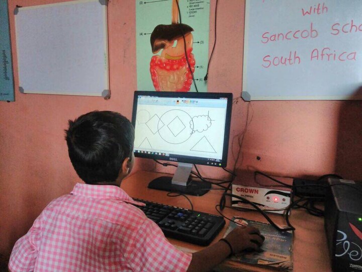 मोबाईलद्वारे हा कोड स्कॅन केला कि कविता ऑडिओ स्वरुपात ऐकता येते. तर धडा चक्क व्हिडिओ स्वरुपात पाहता येतो. तसेच प्रश्नपत्रिका ऑनलाईन सोडवता येतात. असा हा प्रोजेक्ट ते राबवत आहेत.