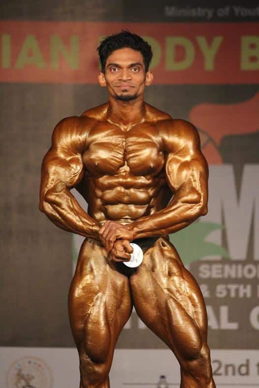 90 ते 100 किलो वजनी गटातही असाच संघर्ष रेल्वेच्या दोन खेळाडूंमध्ये पाहायला मिळाला. राम निवासने किरण पाटीलवर अनपेक्षित मात करीत चॅम्पियन ऑफ चॅम्पियन्सच्या लढतीत धडक मारली. सर्वात हेवीवेट गटातही रेल्वेचाच जावेद अली खान सरस ठरला. त्याने महाराष्ट्राच्या झुबेर शेखला मागे टाकले. मुंबई श्री विजेता अतुल आंब्रेला चौथ्या क्रमांकावर समाधान मानावे लागले. कांस्य पदक दिल्लीच्या हिजबूर रहमानने मिळवले.