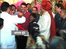 मुख्यमंत्र्यासोबत फोटो काढण्यासाठी चिमुकल्याने मुंडेंनाच फोटोग्राफर बनवलं!