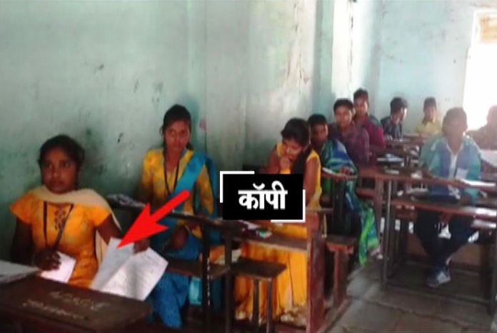 Nandurbar Copy In Manikrao Gavits School VIDEO : नंदुरबारमधल्या शाळांमध्ये कॉपीचा सुळसुळाट