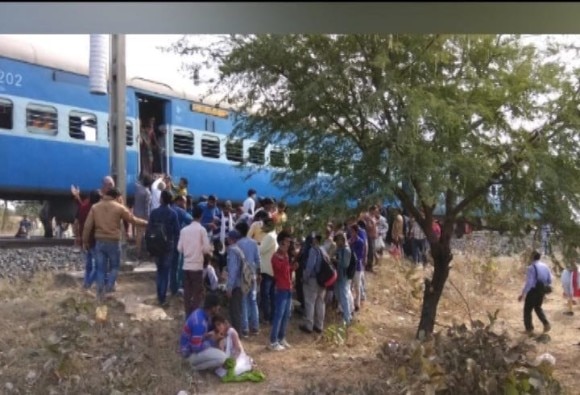 Terrorist Attack On Bhopal Ujjain Train Confirm Police भोपाळ-उज्जैन ट्रेनवर दहशतवादी हल्ला, 7 जण जखमी