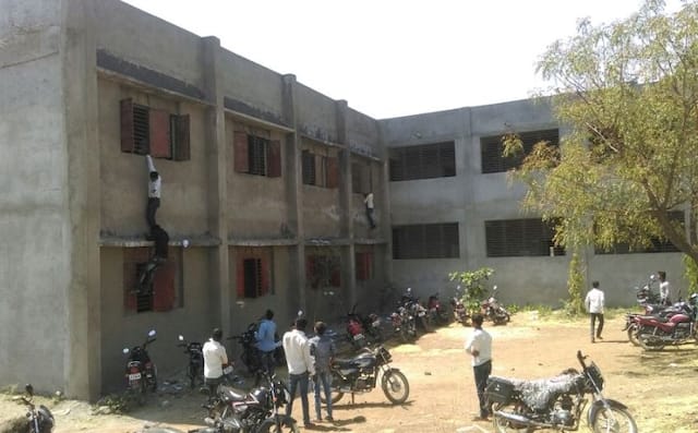 कॉपी करु न दिल्याने टोळक्याची प्राध्यापकाला मारहाण