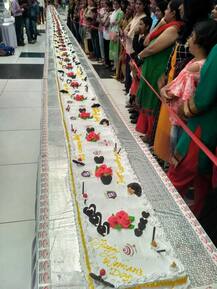 महिला दिन स्पेशल केक, 180 किलो वजन, तर 104 फूट लांबी