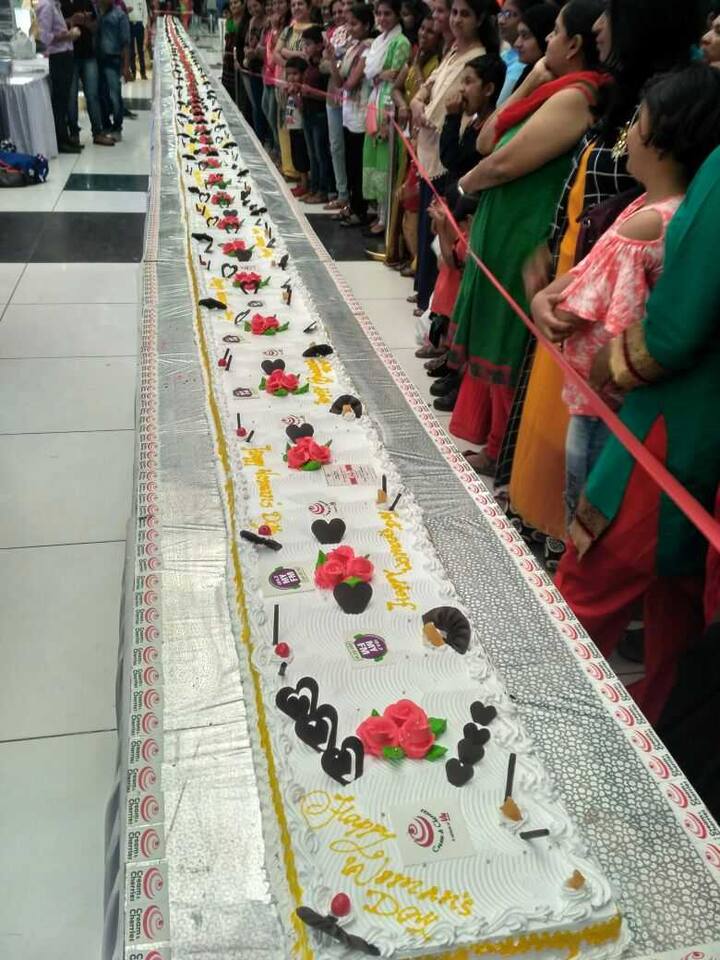 नाशिकमध्ये महिला दिनानिमित्तसिटी सेंटर मॉलमध्ये सर्वात केक कापण्यात आला.