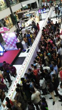 महिला दिन स्पेशल केक, 180 किलो वजन, तर 104 फूट लांबी