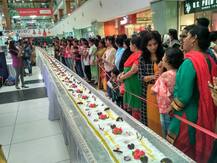 महिला दिन स्पेशल केक, 180 किलो वजन, तर 104 फूट लांबी