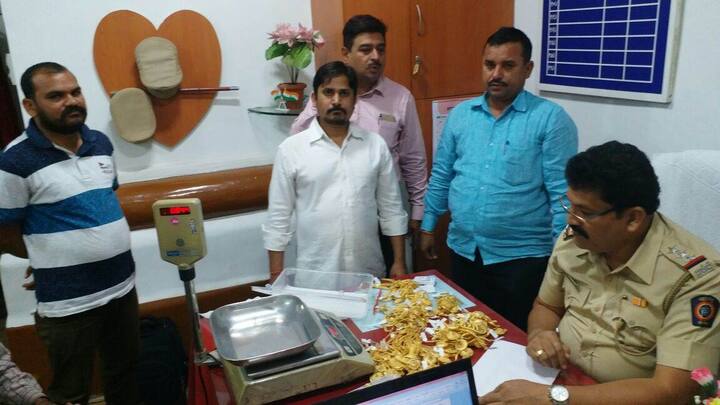 पुणे लोहमार्ग पोलिसांनी चेन्नई कुर्ला एक्सप्रेस गाडीतून प्रवास करणाऱ्या दोघा व्यक्तींकडून तब्बल तब्बल 15 किलो 650 ग्रॅम सोन्याचे दागिने जप्त केले. या दागिन्यांची किंमत 4 कोटी 38 लाख रुपये इतकी आहे.