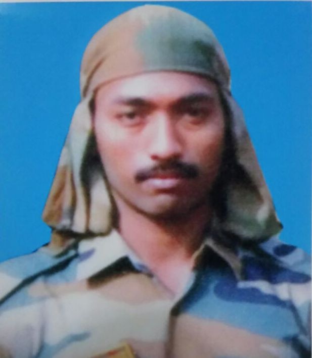 Army Jawan Deepak Ghadge Martyred In Cross Loc Firing जम्मूत पाकिस्तानच्या गोळीबारात साताऱ्याच्या जवानाला वीरमरण