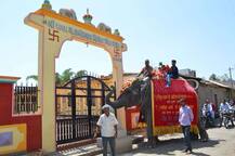 सांगलीत हत्तीवरुन साखर वाटत मुलीच्या जन्माचं स्वागत