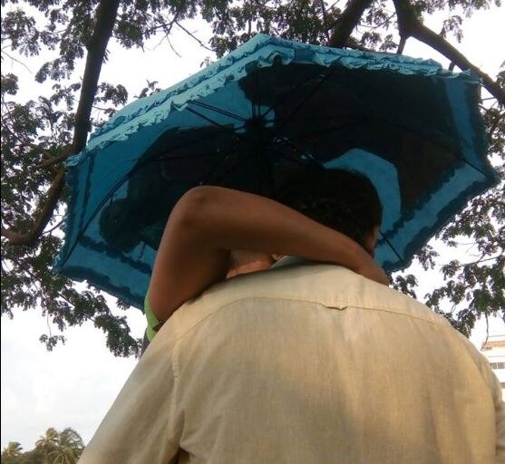 Kerala Kiss Of Love In Kochi Against Shivsenas Moral Policing शिवसेनेच्या 'संस्कृती रक्षकांना' 'किस ऑफ लव्ह'ने उत्तर