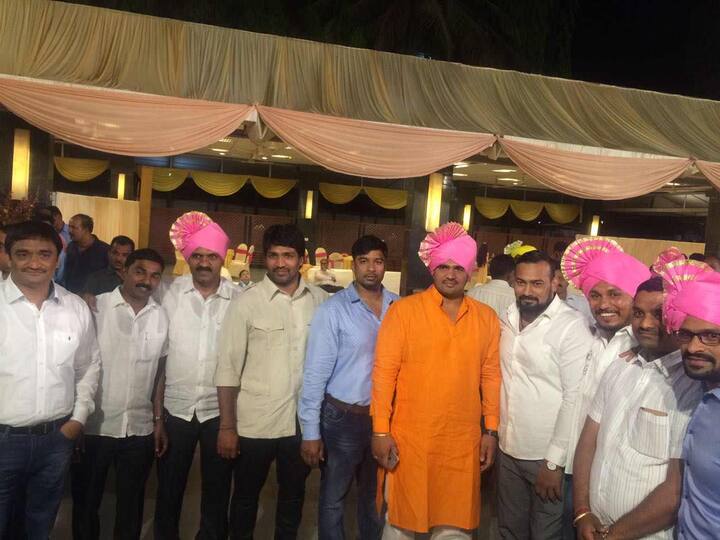 ट्रिपल महाराष्ट्र केसरी विजय चौधरीनेही नरसिंह यादवच्या लग्नाला हजेरी लावली.