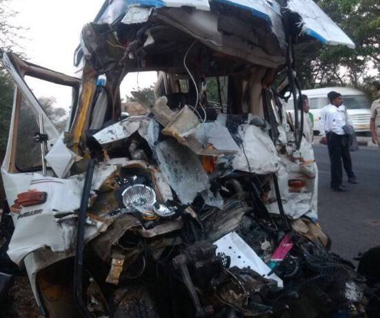हे सर्व प्रवासी मुंबईच्या मुलुंड भागातले होते. अशी प्राथमिक माहिती मिळते आहे.