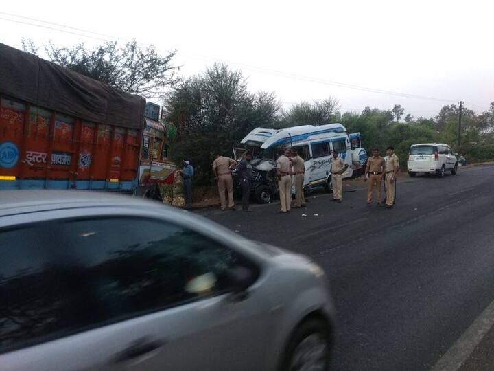 या अपघातात ट्रॅव्हल्समधील 11 जण ठार झाले आहेत. मृतांमध्ये 5 महिला आणि 5 पुरुष आणि एका चौदा वर्षीय मुलीचा समावेश आहे. 