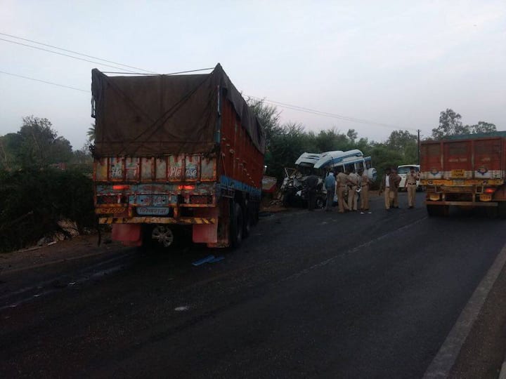 अपघातातील जखमींना उपचारासाठी पुण्याच्या ससून रुग्णालयात हलवण्यात आलं आहे.