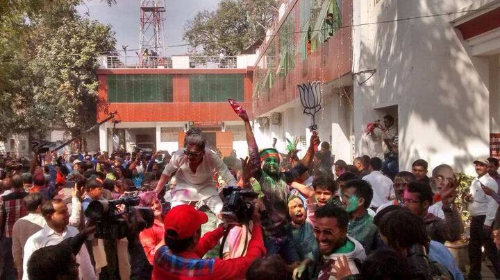 यूपीत भाजपनं 300 अधिक जागांवर आघाडीवर आहे.