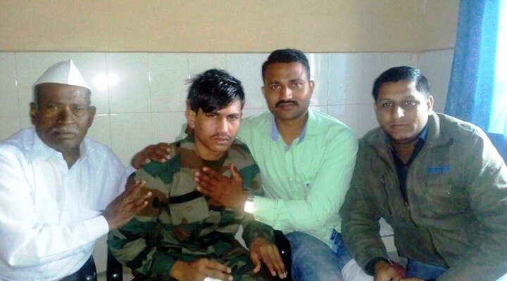 Soldier Chandu Chavan Come Back His Home In Borvihir Dhule धुळ्यात परतताच जवान चंदू चव्हाणला अश्रू अनावर