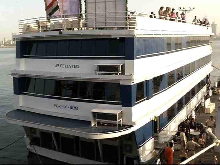 First Floating Restaurant In Mumbai Was Inaugurated In Presence Of Cm मुंबईत पहिलं तरंगतं हॉटेल, मुख्यमंत्र्यांच्या उपस्थितीत उद्घाटन
