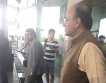 अरुण जेटली हेलिकॉप्टरमध्ये चढताना घसरले, किरकोळ जखमी