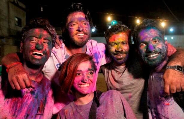 या उत्सवाचा पाकिस्तानातल्या हिंदू तरणाईने मोठा आनंद लुटला.